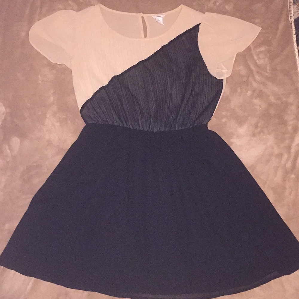 I Love HB1. Sz L creamblk dress w pleated top